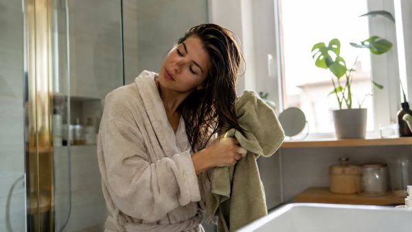Routine cheveux gras : 5 étapes pour un cuir chevelu sain et purifié